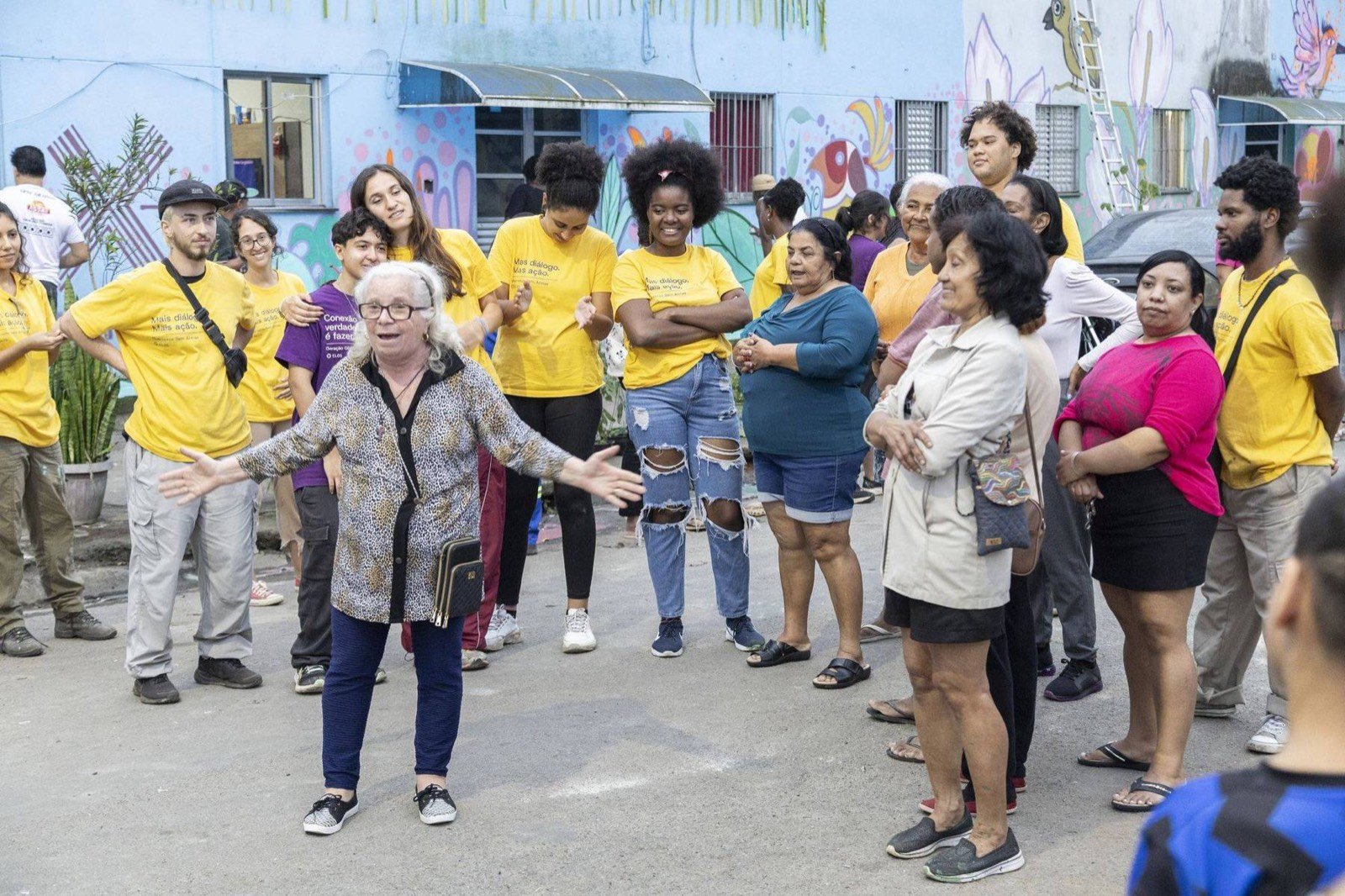 Roda de escuta numa rua da comunidade
