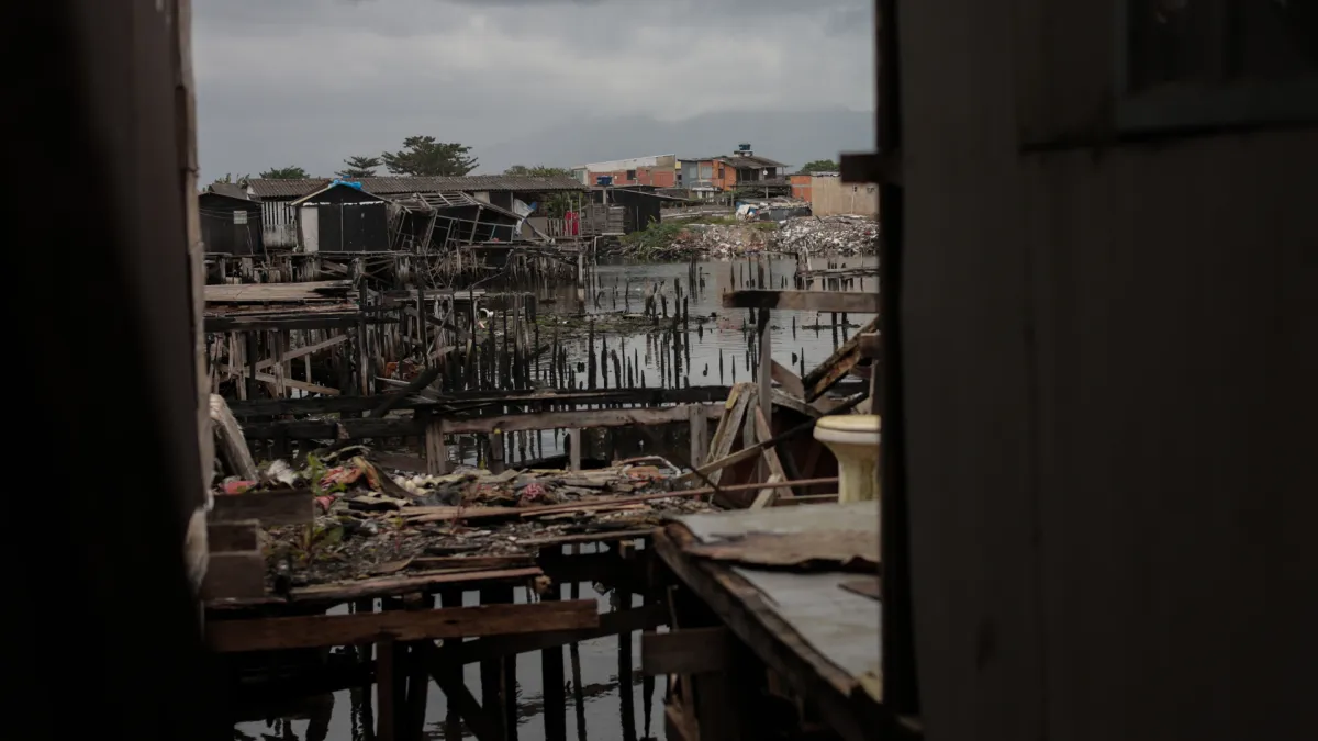 A resposta foi construída pela comunidade: sirenes, brigada treinada e equipamen