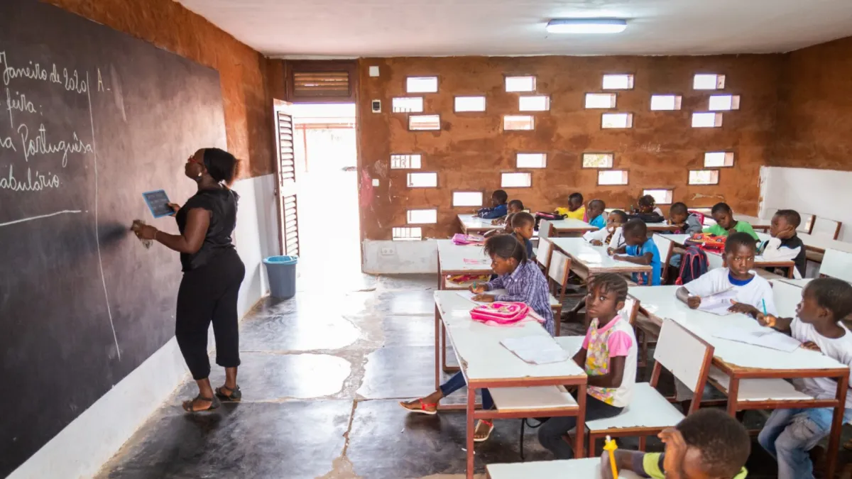 O awalé, o 'xadrez africano', se espalhou pelas escolas do país, com torneios na