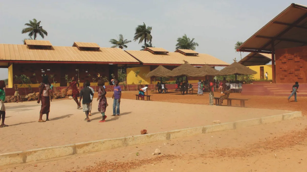 Uma escola construída não para a comunidade, mas com a comunidade.