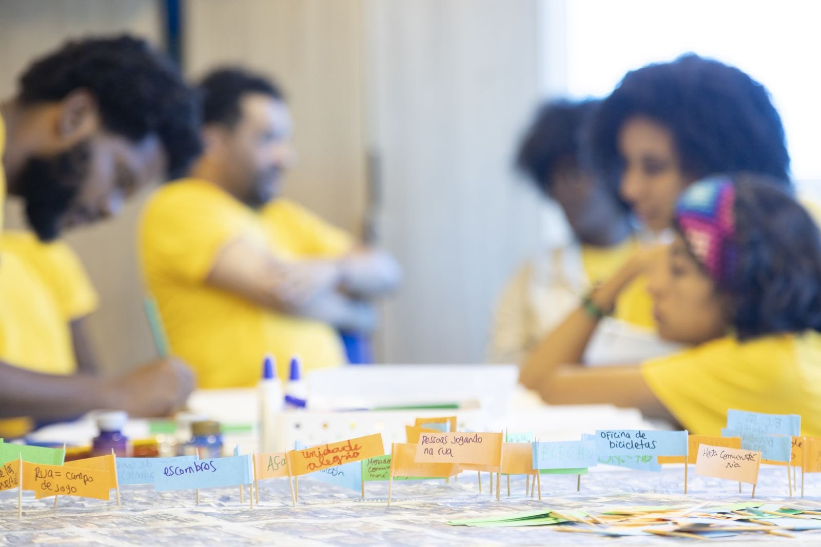 Mesa coberta de plaquinhas escritas à mão com os sonhos levantados pela comunidade.