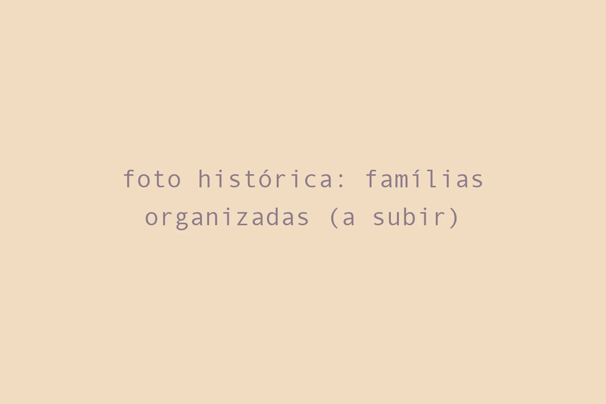 foto histórica: famílias organizadas (a subir)